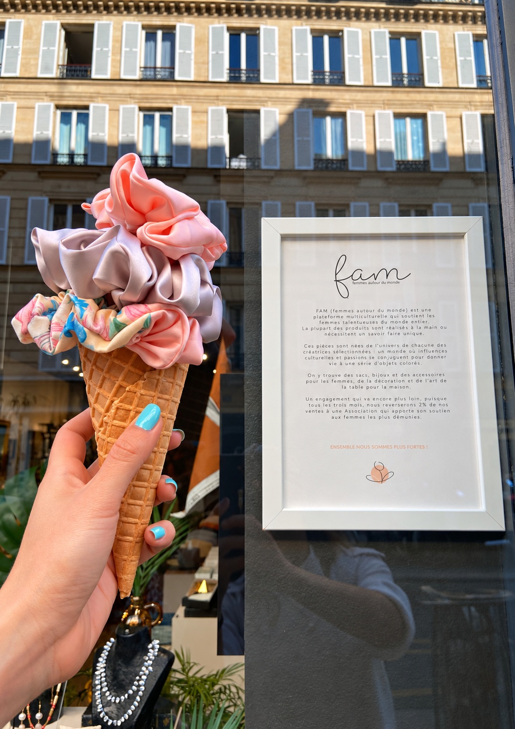 Une composition ludique — Les chouchous prennent la forme d’une glace : un détournement visuel qui rapproche le produit de l’univers de la boutique.