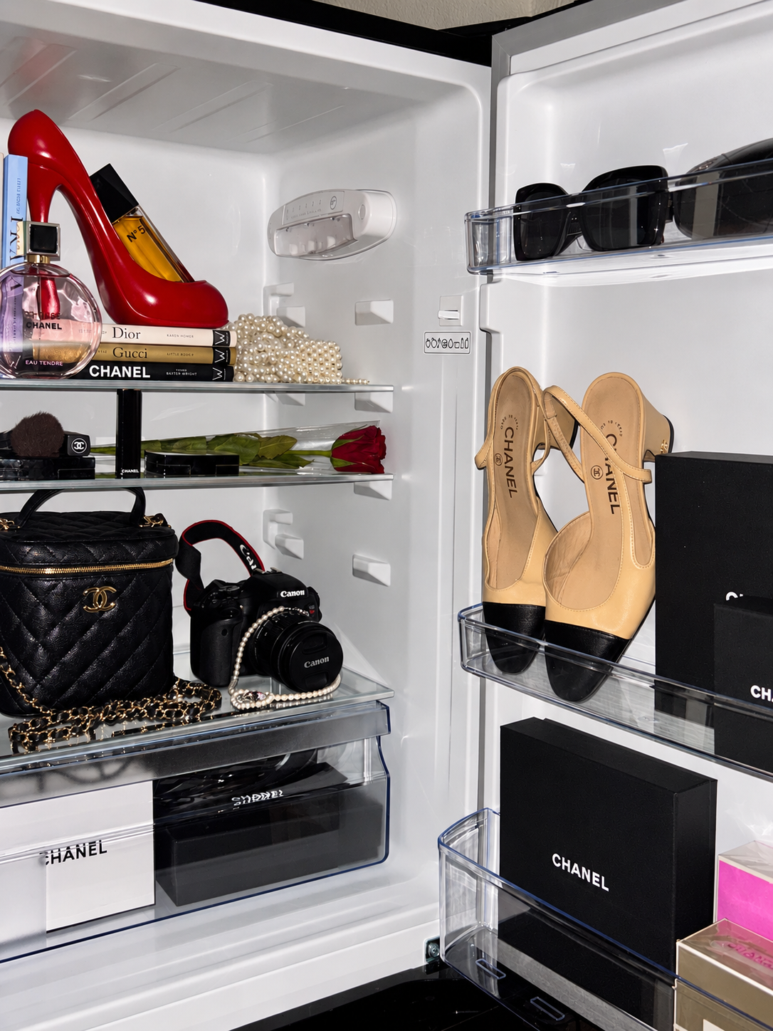 Objets au frais : composition d’accessoires dans un réfrigérateur