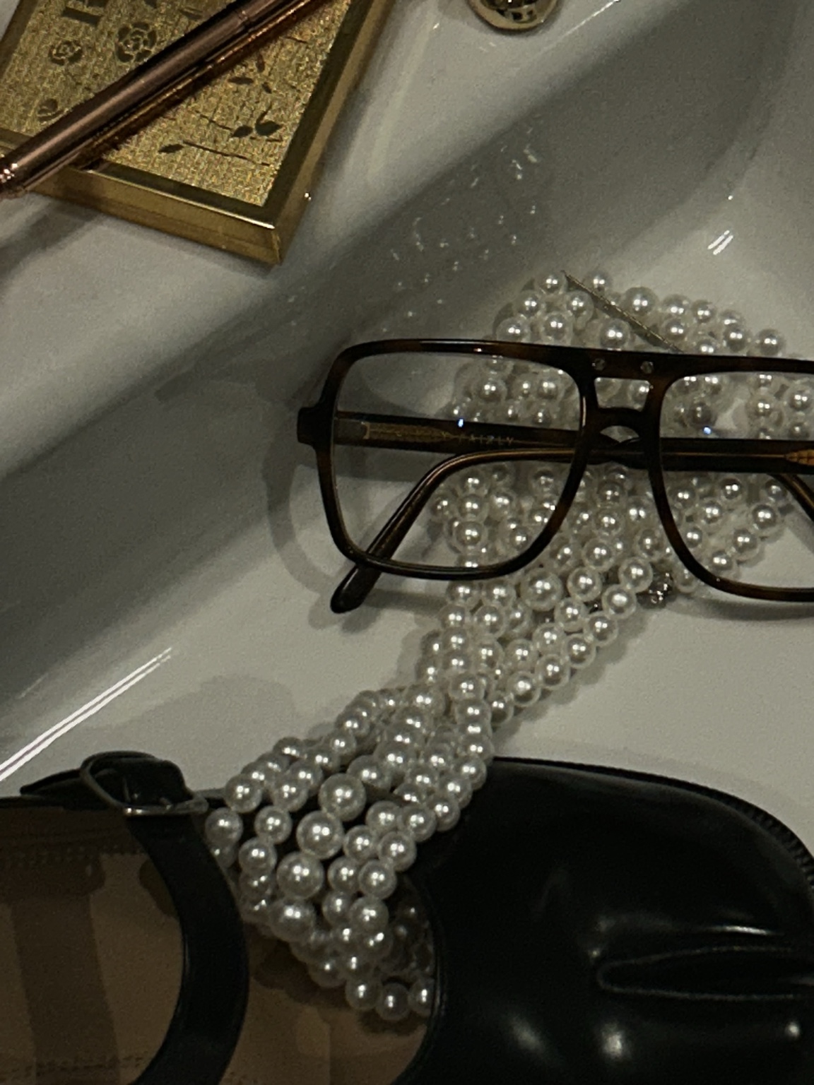 Détail des lunettes, perles et chaussures
