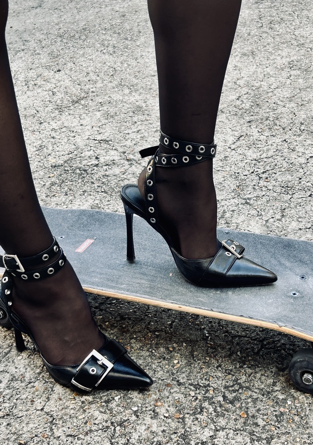 Détail des escarpins et des boucles sur le skateboard