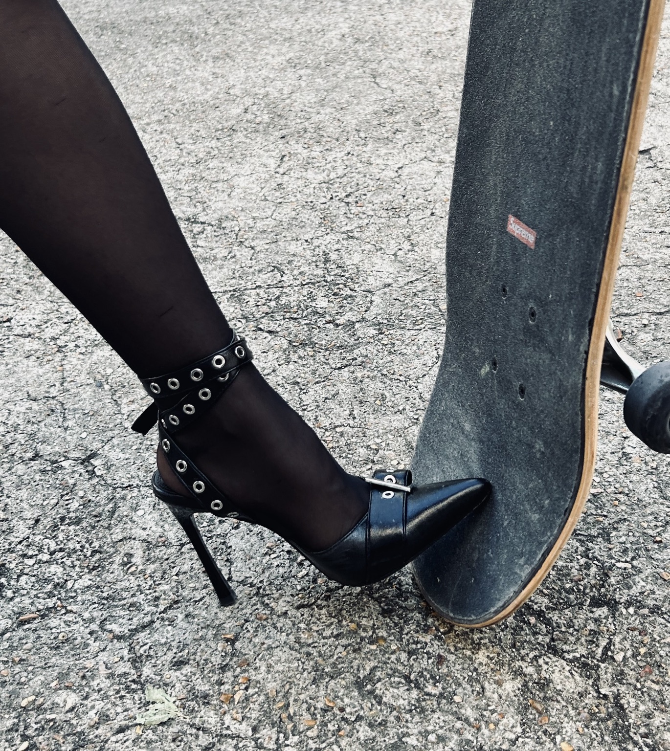 Escarpin posé sur un skateboard incliné