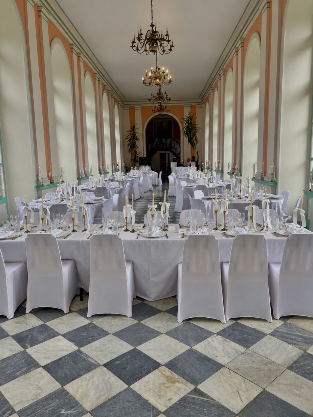 L’Orangerie et ses tables dressées