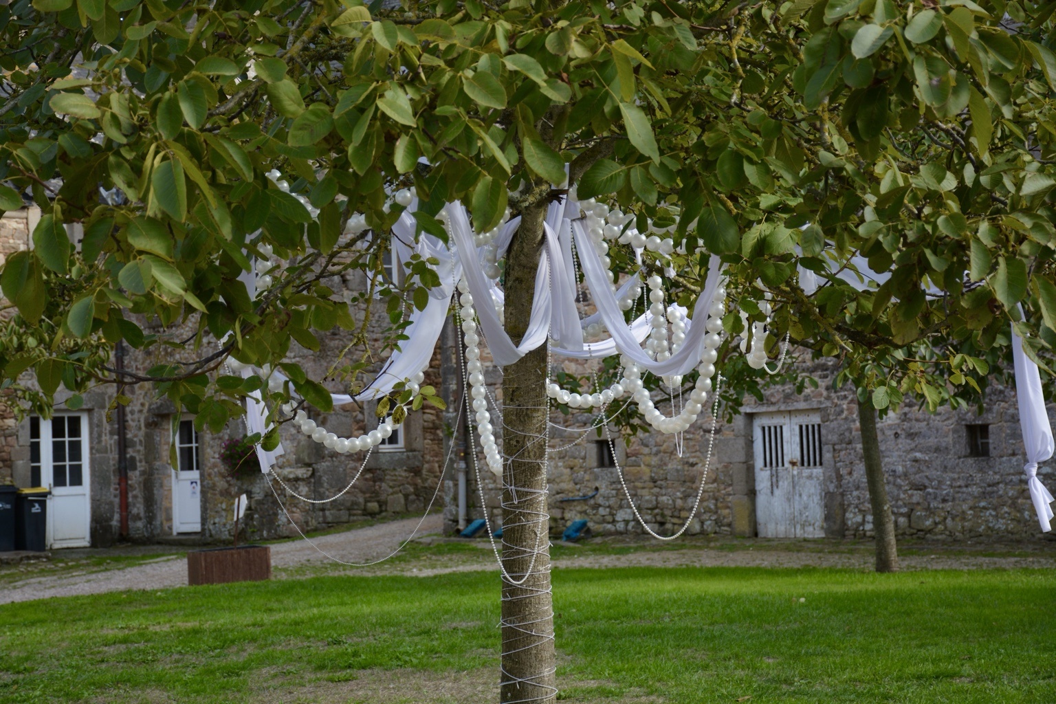Arbre décoré de perles et de drapés